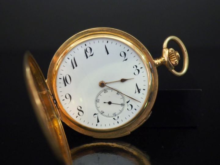 Montre savonnette chronographe en or jaune 750.  Le couvercle en or li