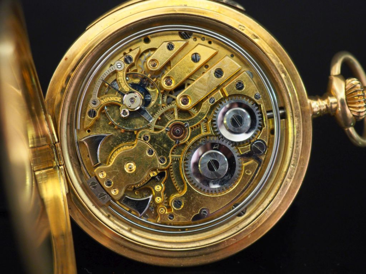 Montre savonnette chronographe en or jaune 750.  Le couvercle en or li