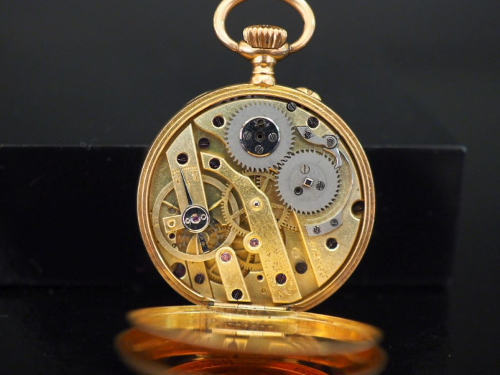 VACHERON CONSTANTIN Montre de col en or jaune 750. Cadran à chiffres r