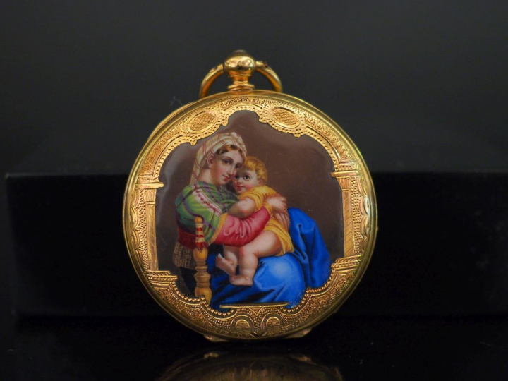 Montre de col en or jaune 750 et émail polychrome.  Cadran à chiffres 