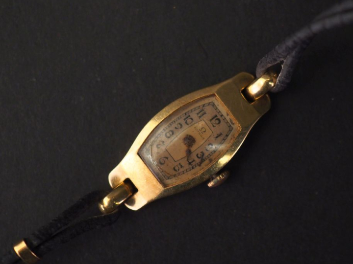 OMEGA,  Montre bracelet de dame, boitier en or jaune 750. Cadran de fo