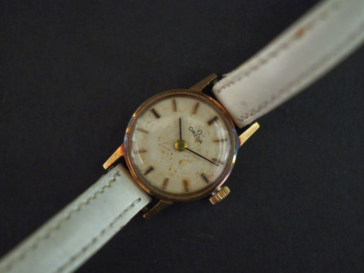 OMEGA, Petite montre de dame, boitier en or jaune 750. Cadran rond à i