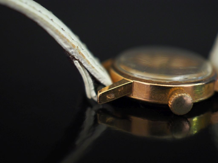OMEGA, Petite montre de dame, boitier en or jaune 750. Cadran rond à i