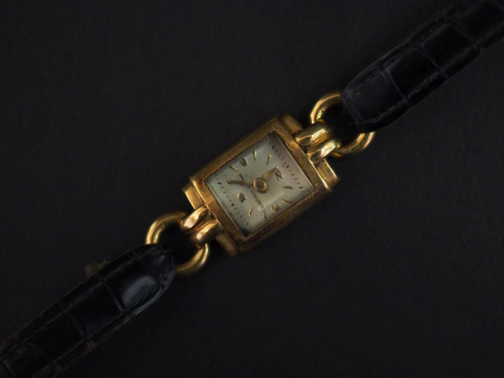 Montre bracelet de dame, boitier en or jaune 750, à décor de godrons. 