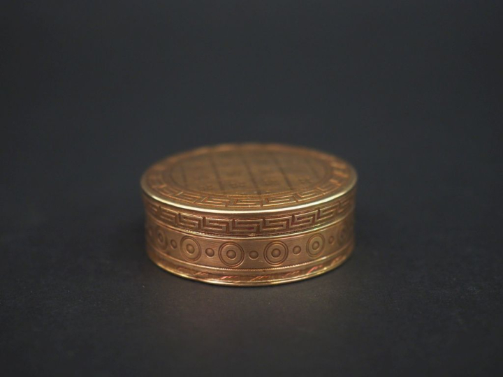 Boite à pilule de style Louis XVI en or jaune 750, à décor de frises d