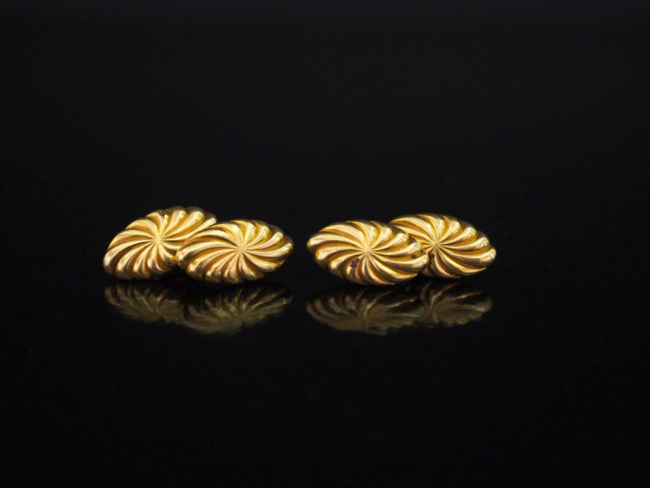 Paire de boutons de manchettes en or jaune 750, composés de deux motif