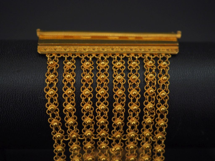 Large bracelet manchette en or jaune 750, composé de huit rangs, à déc
