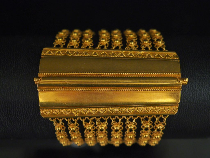 Large bracelet manchette en or jaune 750, composé de huit rangs, à déc