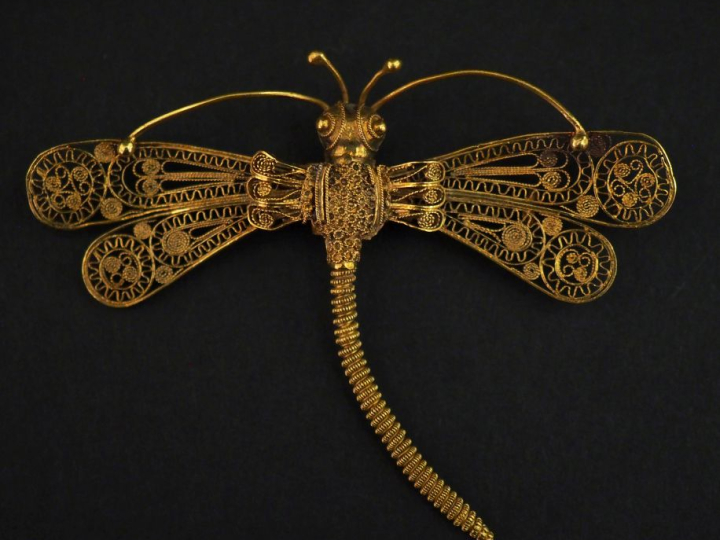 Broche en or jaune 750, en forme de libellule.  Les ailes et le corps,