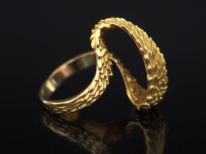 Bague de forme mouvementée en or jaune 750, à décor imitant le pelage 