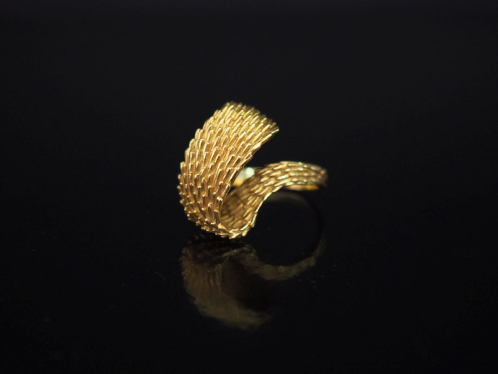 Bague de forme mouvementée en or jaune 750, à décor imitant le pelage 