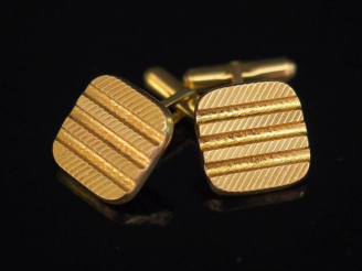 Vente aux enchères Paire de boutons de manchettes en or jaune 750, à décor de cannelures 