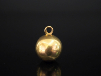 Vente aux enchères Pendentif boule en or jaune 750. Diam. 1,5 cm Poids. 5,31 g   