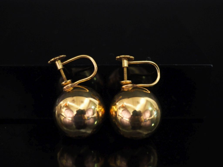 Paire de clips d'oreilles en or jaune 750, à décor d'une boule.  Fermo