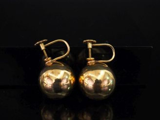 Vente aux enchères Paire de clips d'oreilles en or jaune 750, à décor d'une boule.  Fermo