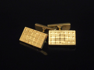 Vente aux enchères Paire de boutons de manchettes en or jaune 750, à décor de motifs gémé