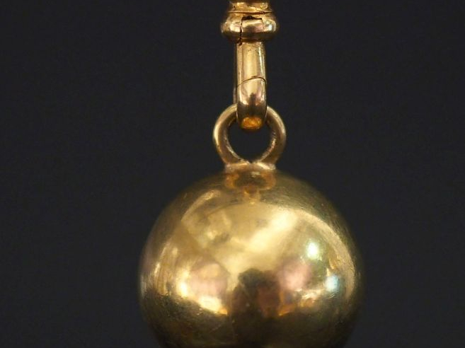Pendentif boule et élément de giletière en or jaune 750.  Diam. 1,6 cm