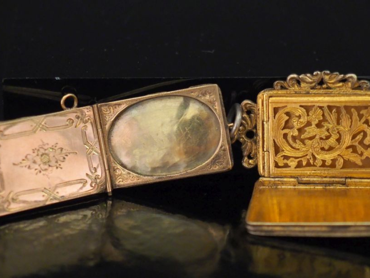 Ensemble comprenant :  - un pendentif porte-photo en or jaune 585, fig