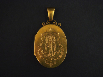 Vente aux enchères Pendentif porte-photo Napoléon III de forme ovale en or jaune 750, à d