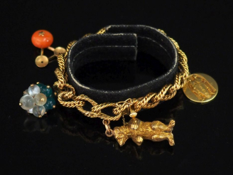 Vente aux enchères Bracelet souple en or jaune 750, maille tressée, agrémentée de quatre 