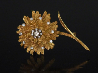 Vente aux enchères Broche en or jaune 750 en forme de fleur épanouie, sertie de dix-huit 