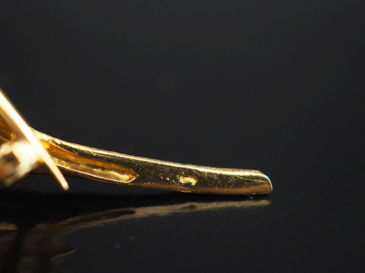 Broche en or jaune 750 en forme de fleur épanouie, sertie de dix-huit 