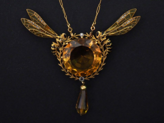 Vente aux enchères Collier Art Nouveau en or jaune 750, orné en son centre d'un quartz en