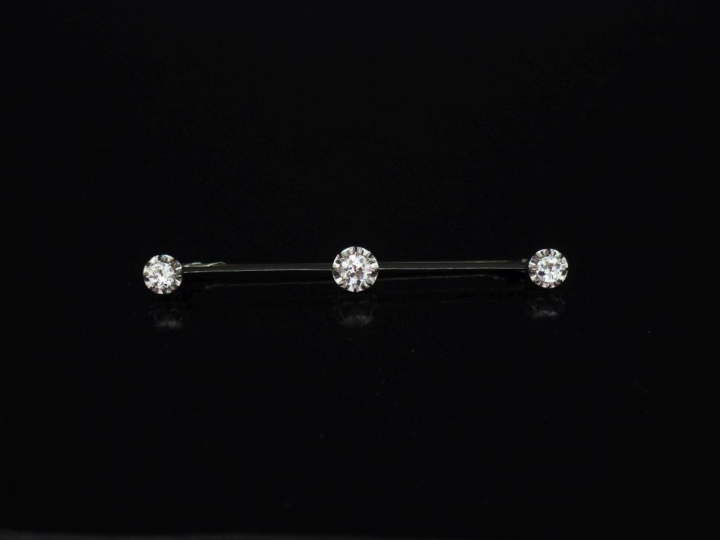 Broche barrette en platine 950, sertie en son centre et aux extremités