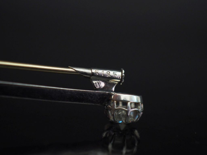 Broche barrette en platine 950, sertie en son centre et aux extremités