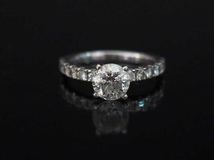 Bague en or blanc 585, sertie en son centre d'un diamant de 1,15 ct J-