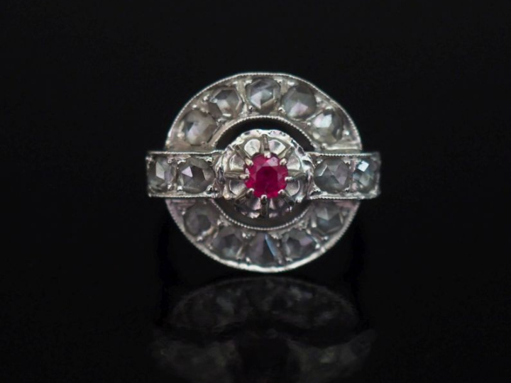 Bague de style Art déco en or blanc 750, sertie en son centre d'une pi