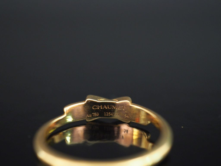 CHAUMET,  Bague "Jeux de liens" en or june 750, sertie en son centre d