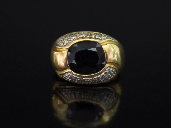Bague tank en or jaune 750, sertie en son centre d'une pierre bleu fon