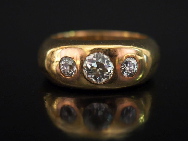 Bague en or jaune 750, ornée de trois diamants taille ancienne sertis 