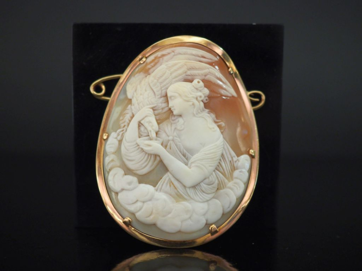 Grande broche/pendentif de forme bombée en or jaune 750, sertie en son