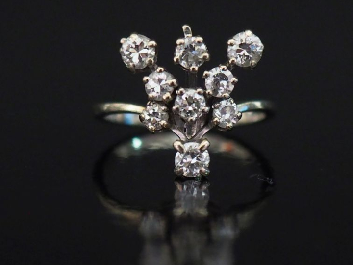 Bague en or blanc 750 de forme stylisée, sertie de neuf petits diamant