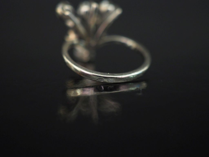 Bague en or blanc 750 de forme stylisée, sertie de neuf petits diamant