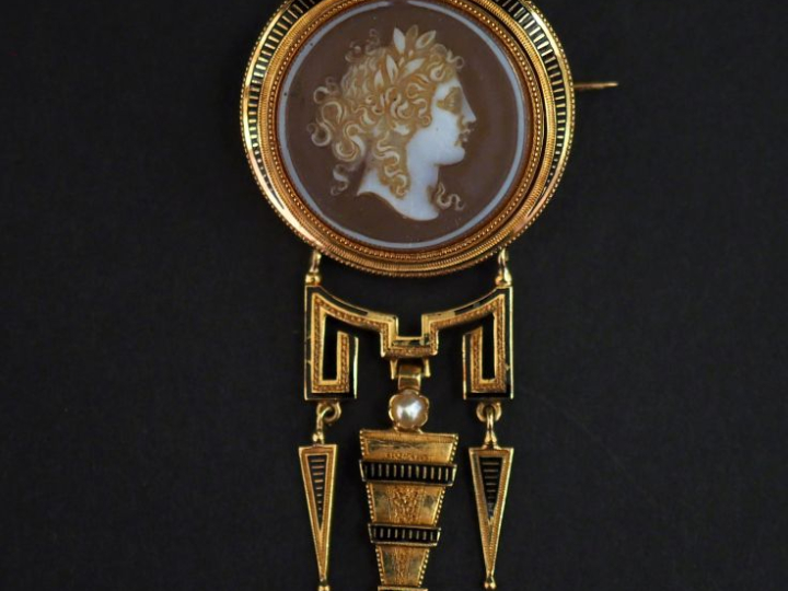 Ravissante broche Napoléon III de style Louis XVI en or jaune 750, éma