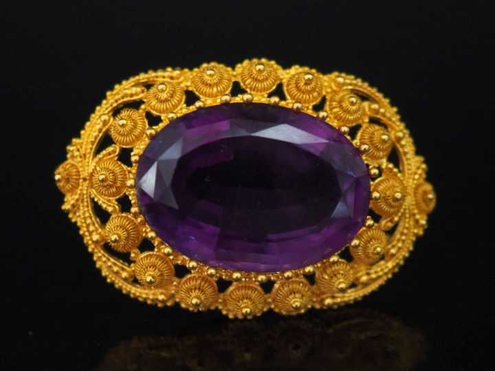 Broche Napoléon III en or jaune 750, sertie en son centre d'une améthy