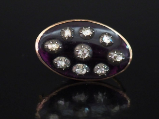 Vente aux enchères Broche ovale en or jaune 750, pomponne et matière composite violette, 