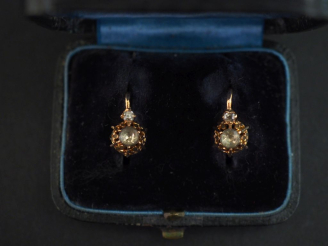 Vente aux enchères Paire de perces oreilles 1900 en or jaune 750, sertis d'un petit diama