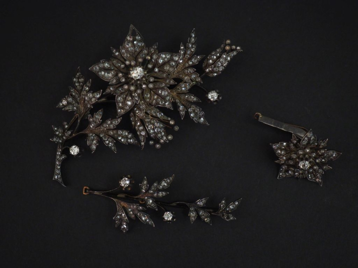 Bijou à transformations comprenant quatre éléments en argent, sertis d