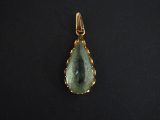 Vente aux enchères Pendentif en or jaune 750, serti en son centre d'une pierre verte en f