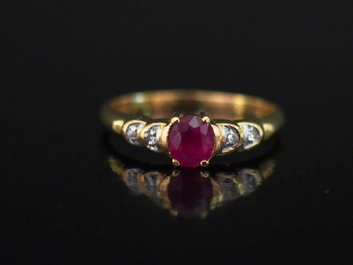Petite bague jonc en or jaune 750, sertie en son centre d'un rubis épa