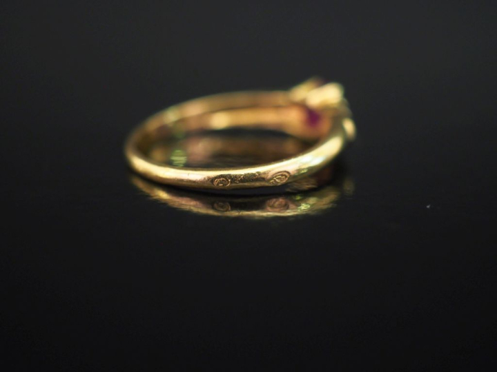 Petite bague jonc en or jaune 750, sertie en son centre d'un rubis épa