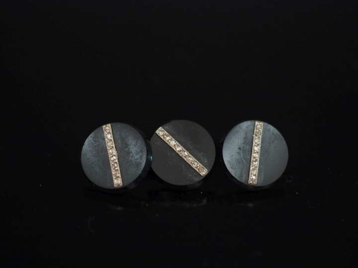 Un bouton de manchettes de style Art déco en or jaune 750 et onyx noir