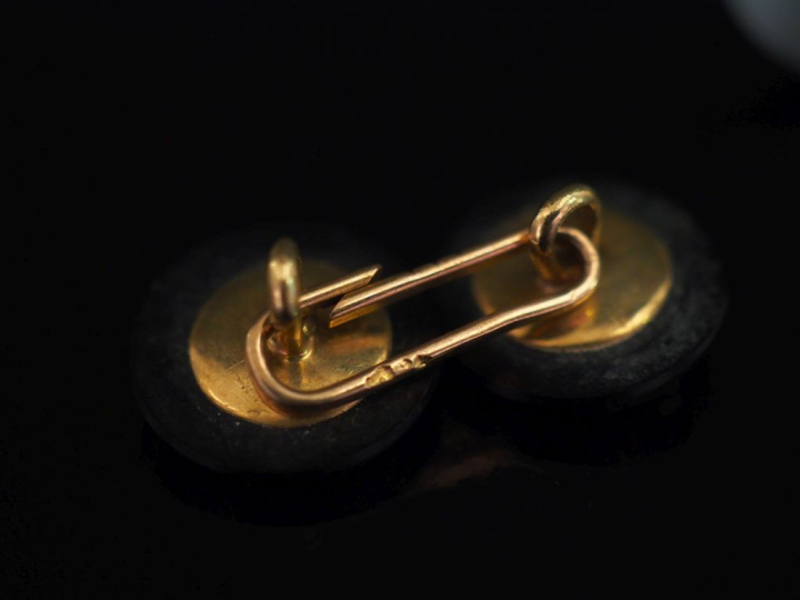 Un bouton de manchettes de style Art déco en or jaune 750 et onyx noir