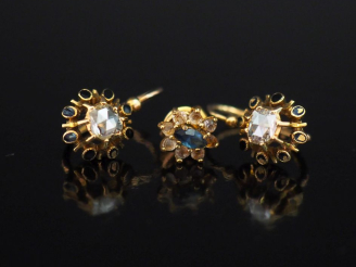 Vente aux enchères Paire de perces oreilles 1900 en plaqué or ou métal doré et émail noir