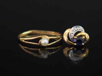 Vente aux enchères Ensemble comprenant :  - une petite bague ajourée en or jaune 750, ser