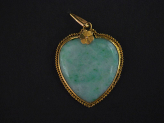 Vente aux enchères Pendentif en or jaune 14k en forme de cœur, serti en son centre de jad